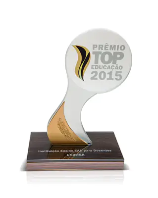 Troféu dourado com base preta, em destaque, simbolizando conquista e reconhecimento.