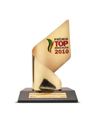 Troféu dourado com base preta, em destaque, simbolizando conquista e reconhecimento.