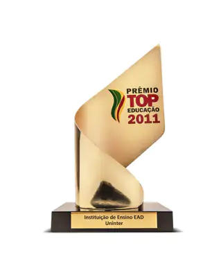 Troféu dourado com base preta, em destaque, simbolizando conquista e reconhecimento.