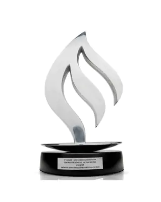 Troféu com placa de reconhecimento, com detalhes metálicos dourados e fundo azul.