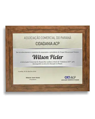 Certificado de reconhecimento, com assinatura digitalizada, selo e detalhes gráficos.
